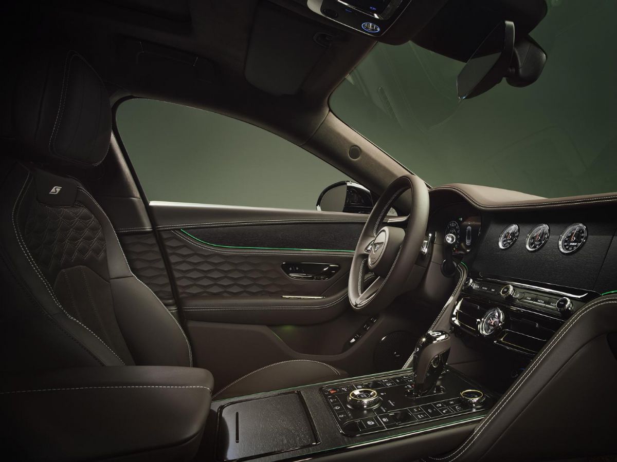 Ανανεωμένη Bentley Flying Spur: Τι άλλαξε μετά από 64 χρόνια!